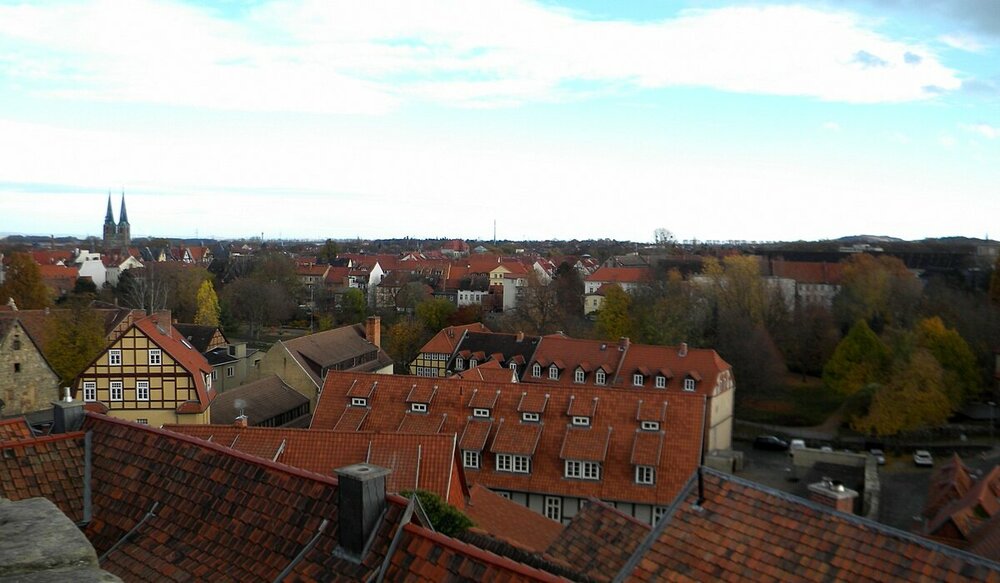 вид на город со смотровой площадки замка.JPG