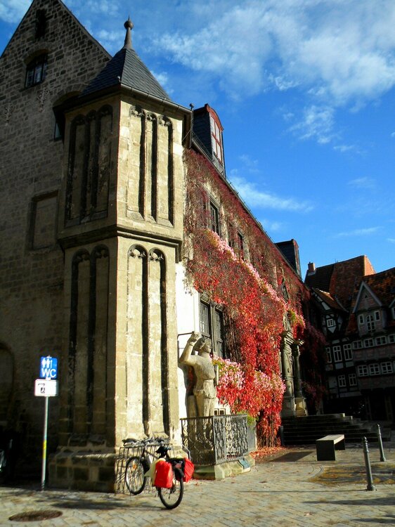 Статуя Роланда у Ратуши.JPG