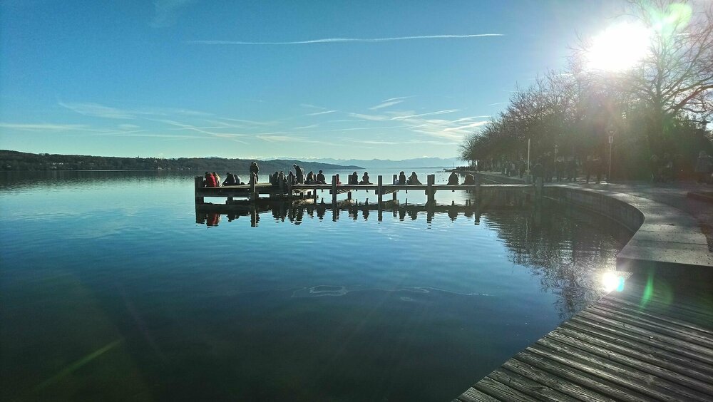 Starnberger_See_mit_Steg_und_Alpenblick.jpg