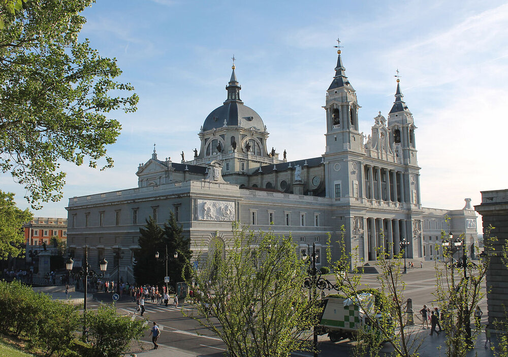 1280px-Catedral_de_la_Almudena_(Madrid)_25.jpg