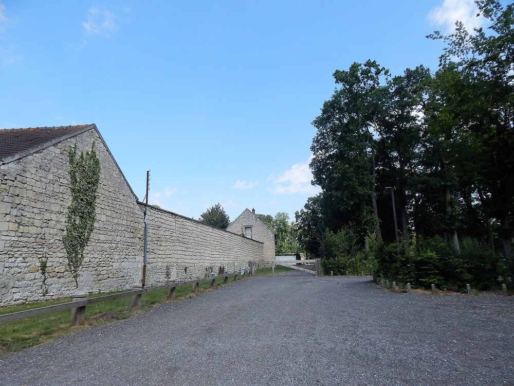 Шантийи( дорога от парковки1).jpg