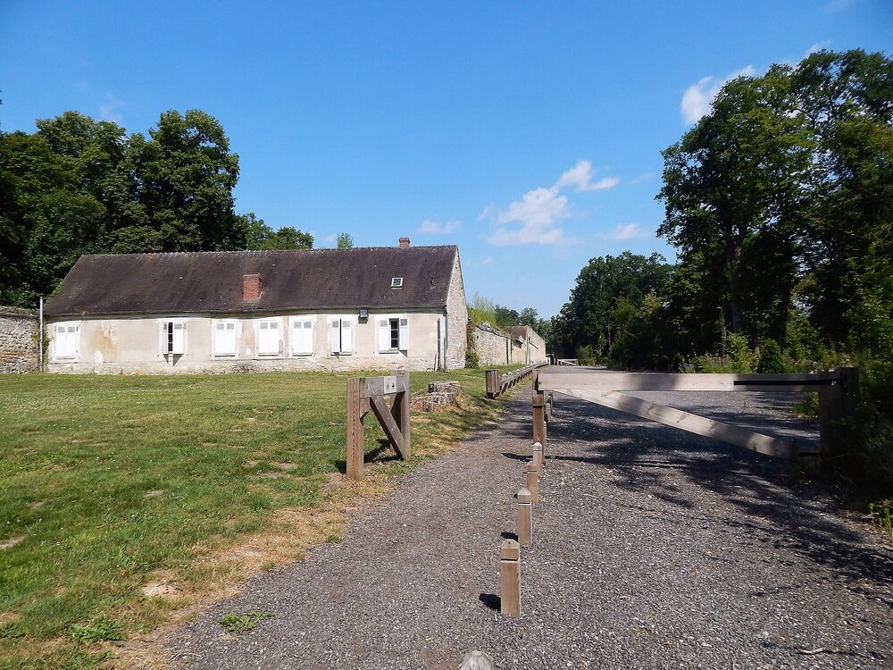 Шантийи( дорога от парковки).jpg