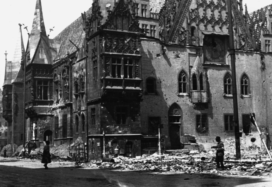 Destroyed_Town_Hall_in_Wroclaw_1945.gif