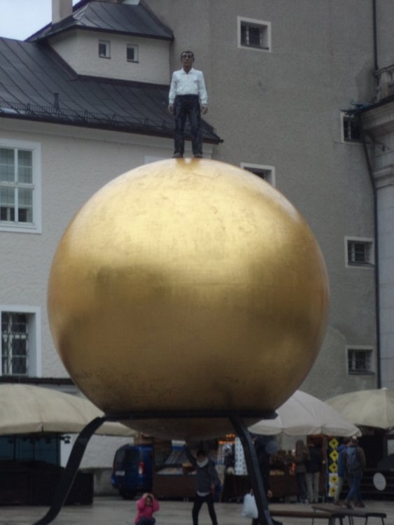 Современная городская скульптура - золотой шар.JPG