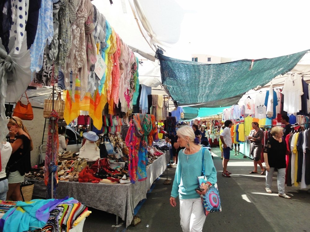 Вещевой рынок. Базар в Ереване вещевой рынок. Рынок одежды в Ереване. Рынок в Италии вещевой. Рынок Бангладеш в Ереване.