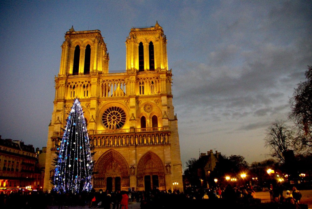Notre-Dame-Christmas-01----French-Moments1.jpg