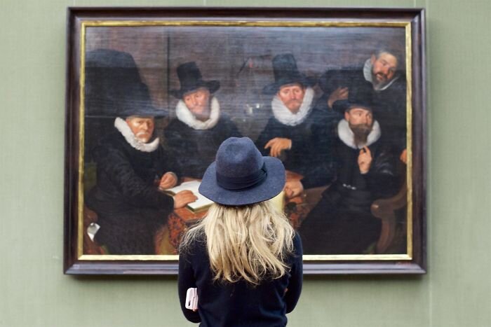 Photographer-goes-through-the-museums-to-capture-the-similarities-between-the-paintings-and-the-visitors-and-the-result-will-impress-you-59e6fafd2e309__700.jpg