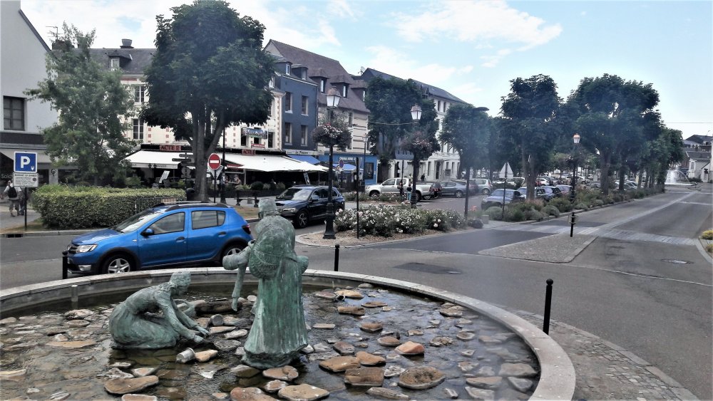 Онфлёр( дорога, фонтан).jpg