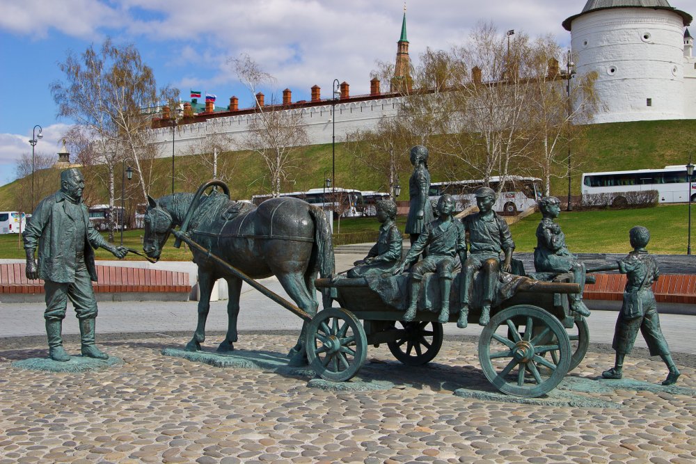 IMG_6642-1 Казань Памятник меценату Асгату Галимзянову.jpg