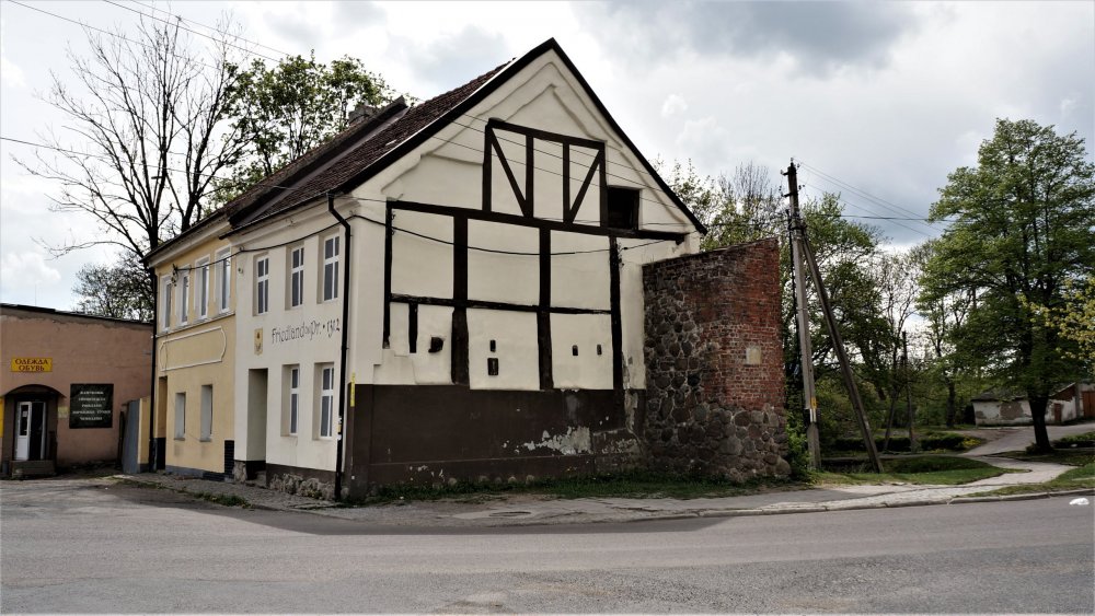 19.05.04_245_Правдинск_Дос со старой крепостной стеной.JPG