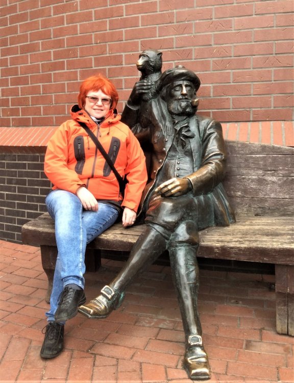 19.05.02_79_Калининград_Шкипер с обезьянкой.JPG