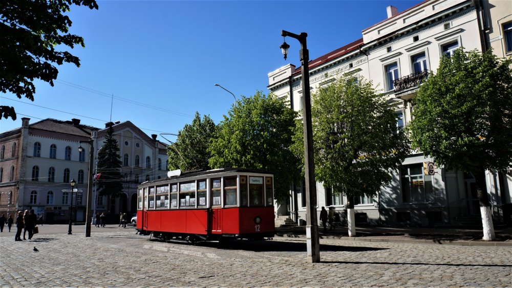 19.05.05_287_Советск_Памятник Тильзитскому трамваю.JPG