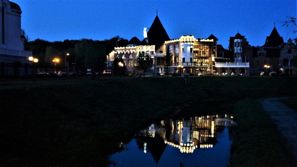 19.05.05_360_Калининград_Резиденция Королей.JPG