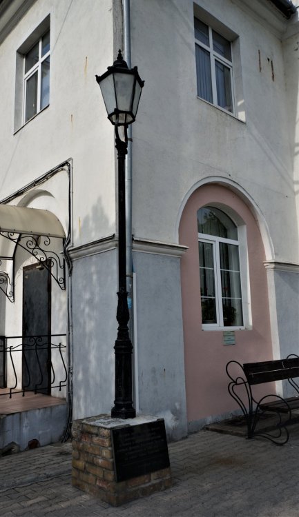 19.05.04_297_Озеёрск_Памятник первому эл.фонарю.JPG