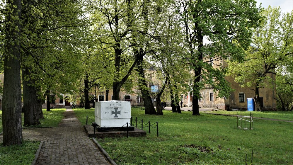 19.05.05_008_п. Низовье_Замок Вальдау.JPG