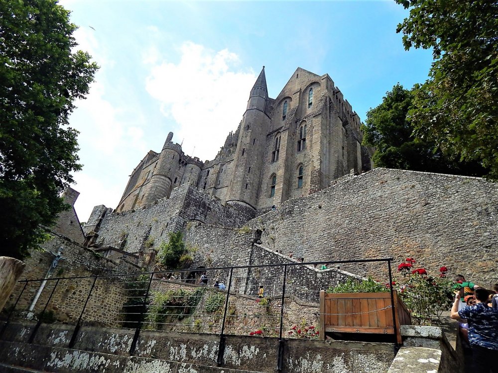 Мон-Сен-Мишель( дорога в аббатство).jpg