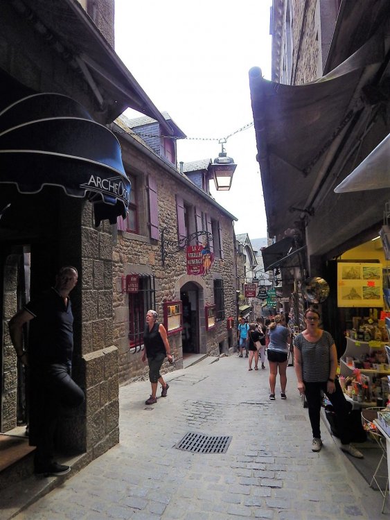 Мон-Сен-Мишель( дорога вниз).jpg