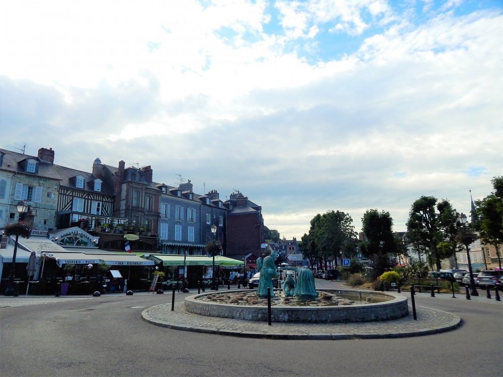 Онфлёр( скульптура).jpg