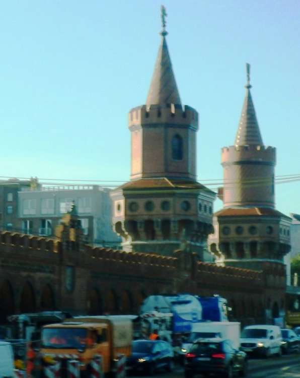 Обербаумбрюкке  – это двухуровневый мост, проходящий через реку Шпрее.JPG