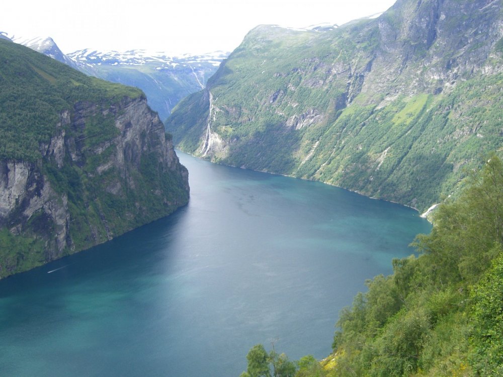 28. Гейрангерфьорд с высоты дороги Орлов.JPG