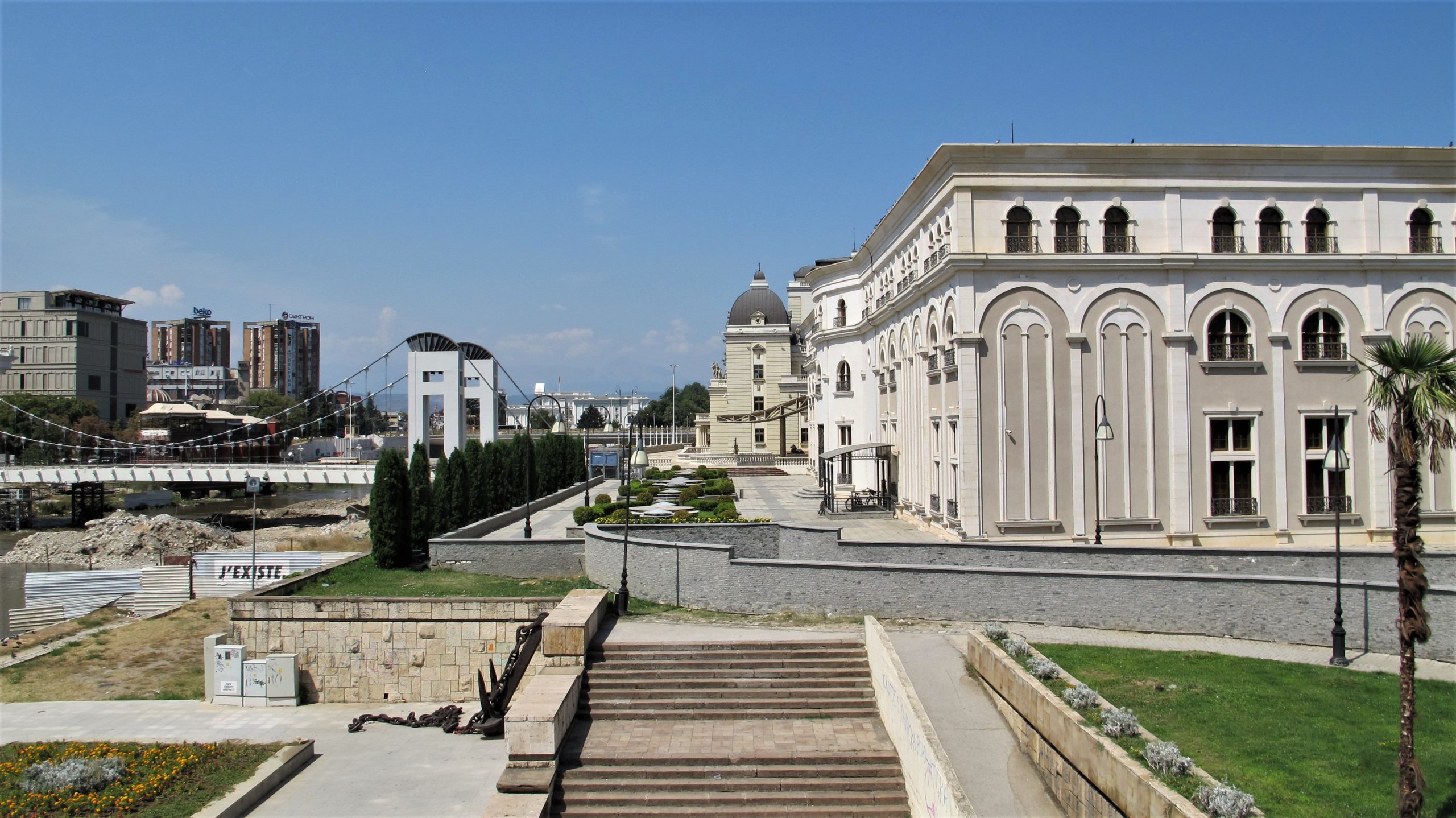 Он также огромен, как и музей справа, - Музей борьбы за Македонию. 