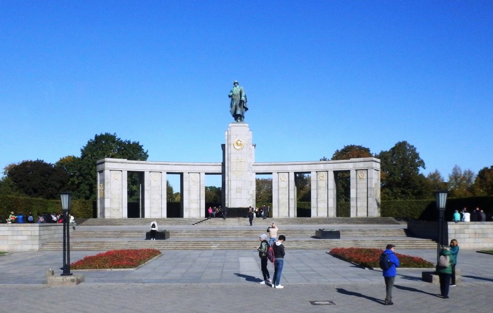 Мемориал павшим советским воинам в Тиргартене.JPG