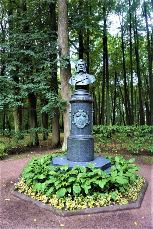 Остафьево памятник Вяземскому.jpg