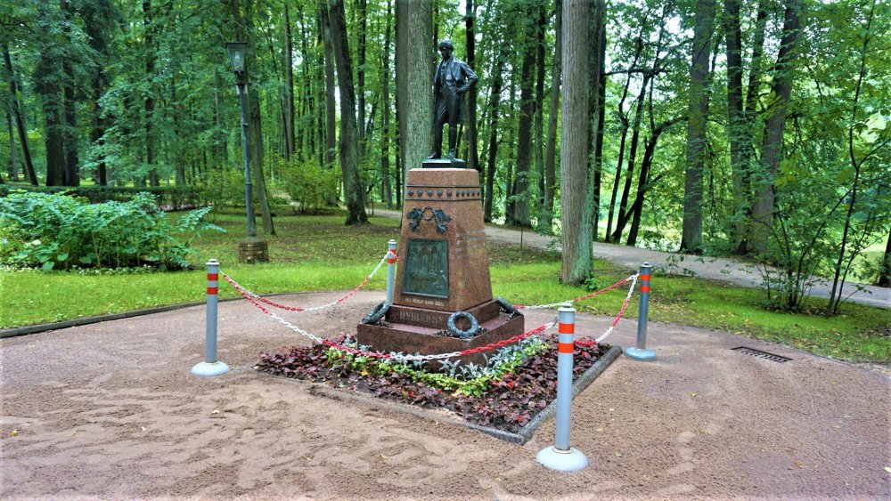 Остафьево памятник Пушкину.jpg