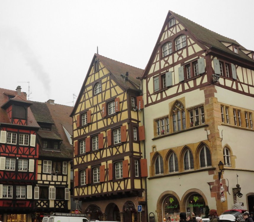 IMG_0154. Слева от сторожки – Дом Адольфа, построен в 1350 году, старейший в Кольмаре﻿..JPG