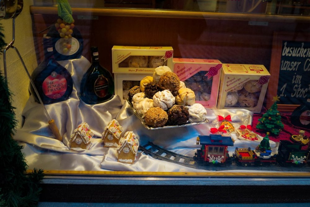 Ротенбург -на-Таубере 27. А это «ротенбургские снежки» — такие слепленные из сдобного теста шарики с разной посыпкой и глазурью.jpg