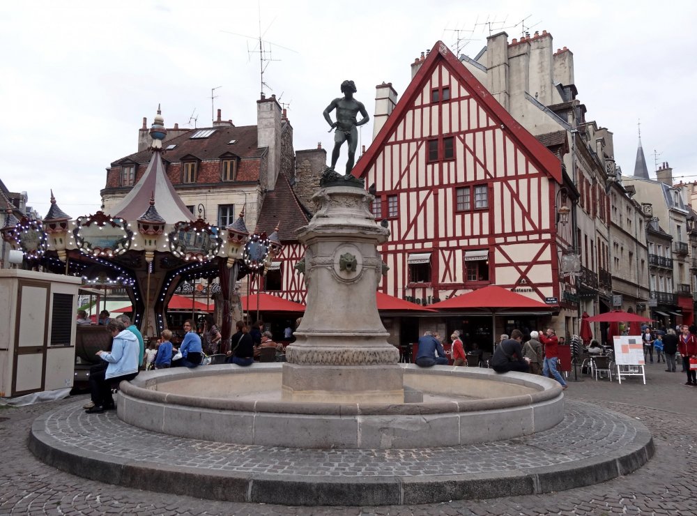 DSC03950давильщик винограда на площади Франсуа Рюда (Барезе).JPG