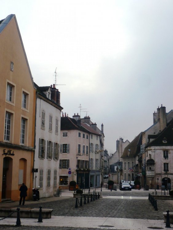 P1100801. Площадь Генерала Леклерка перед городской церковью (Place Du General Leclerc)..JPG