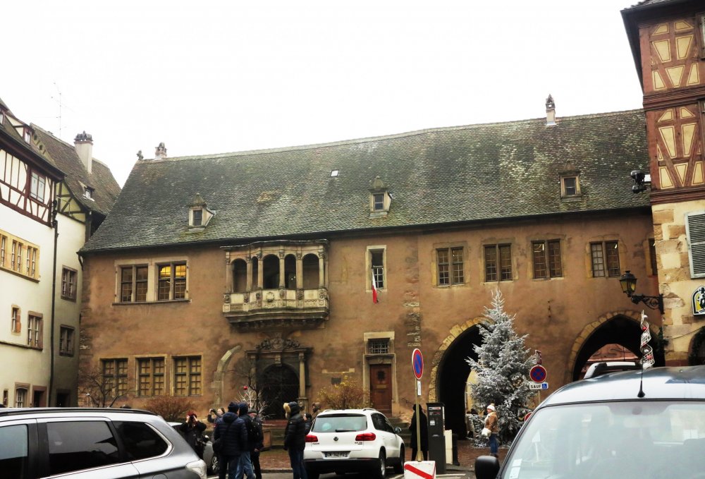 IMG_0153. напротив - небольшой домик с изящной лоджией. Это чудесное здание 16 века - всего лишь сторожка церкви Св. Мартина. .JPG