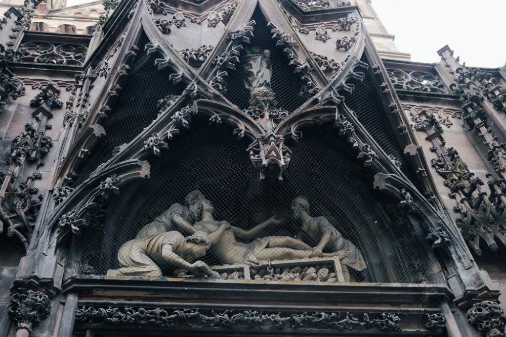 39049602504_217444074b_b. Северный портал посвящен святому Лаврентию, а именно сцена его казни слуги прижимают Лаврентия к раскалённой решётке..jpg