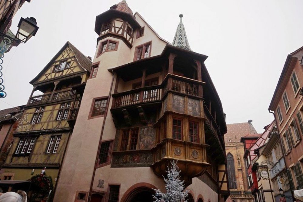 imageproxy (6). дом Пфистер. Первый этаж- аркады,на втором резные медальоны на библейские сюжеты..jpg