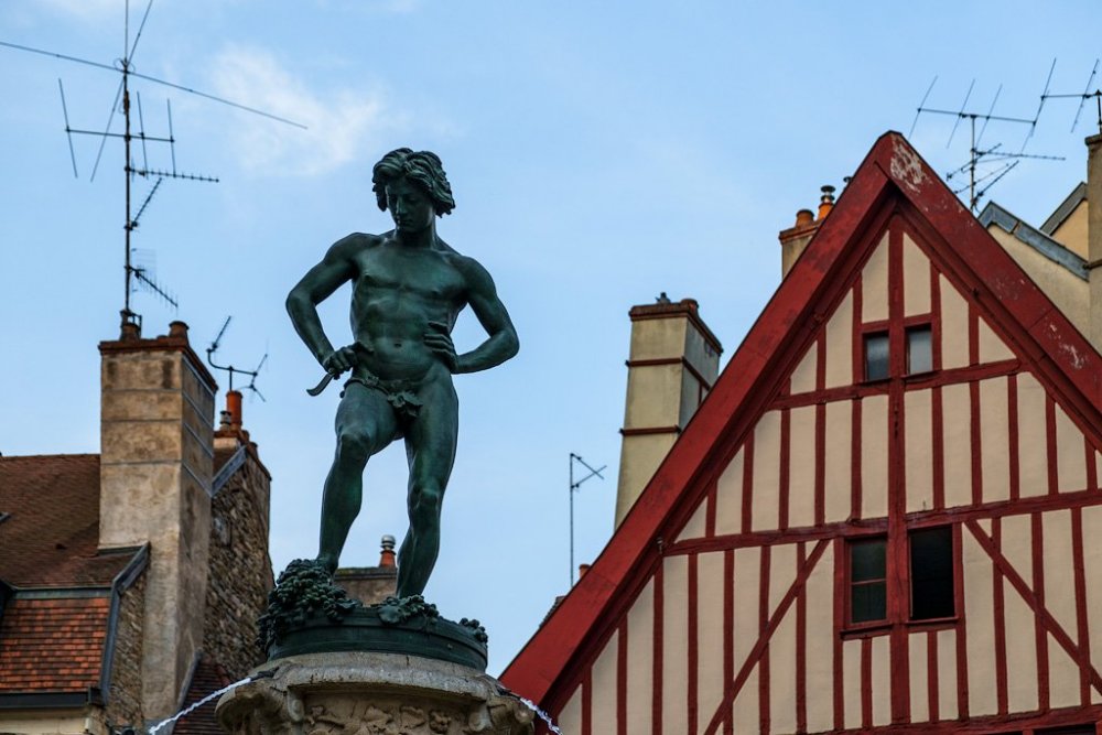 4222829_original. В центре площади Франсуа Рюда фонтан и памятник Виноградарю (1904 г) ..jpg