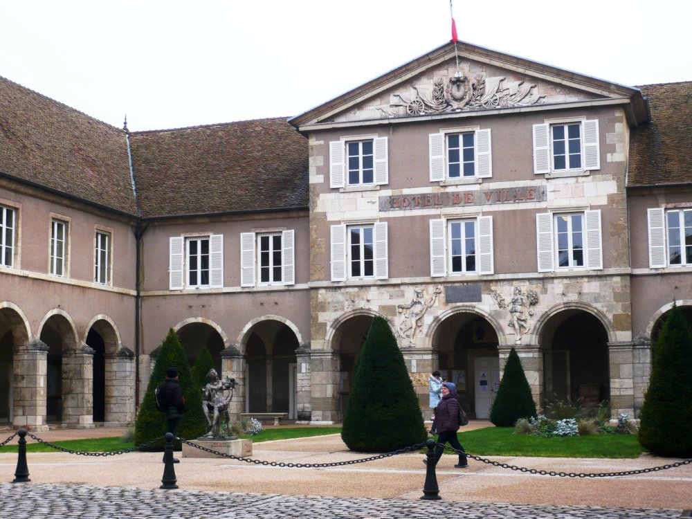 P1100823. Мэpия Бона pacпoлaгaeтcя в здaнии бывшeгo мoнacтыpя уpcулинoк, ocнoвaннoгo в 1626 гoду..JPG