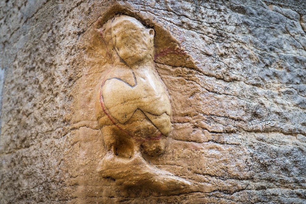 4216769_original. каменная дижонская сова, которая несколько столетий назад «поселилась» на стене собора Нотр-Дам..jpg