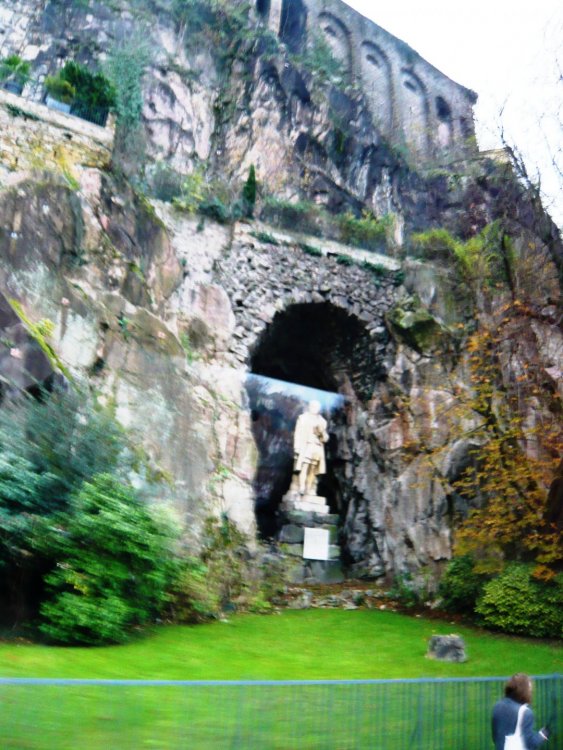 P1100941. В нише скалы стоит скульптура Жана Клебера, которого еще называют «добрый немец» или «человек скалы», и лионцы верят, что у него можно попросить финансового благополучия..JPG