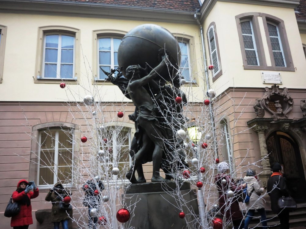 IMG_0171. композиция «Великие устои мира» - это одна из последних работ. Фигуры символизируют - Труд, Справедливость и Патриотизм..JPG