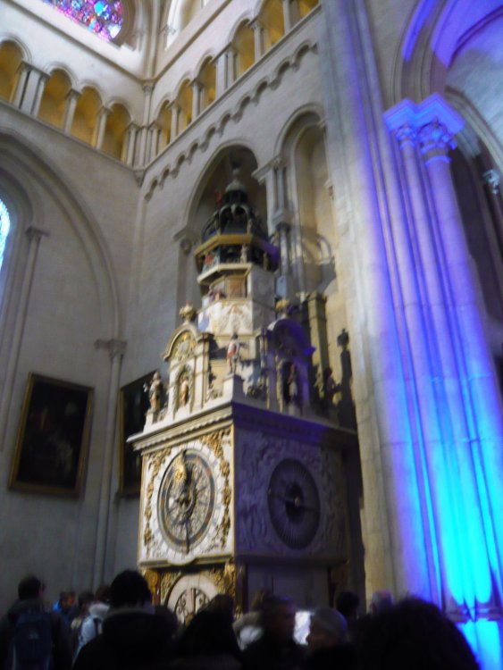 P1110091. в соборе находятся старинные астрономические часы XIV века, одни из самых старых в мире..JPG