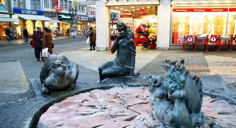 050210180637748. Площадь Stemplatz. Фонтан Искушение..jpg