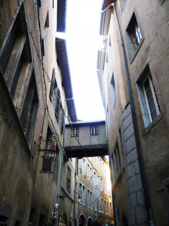 2019-12-15 15-41-15. Крытый балкон, соединяющий 2 дома в народе прозвали Мостом Вздохов..JPG