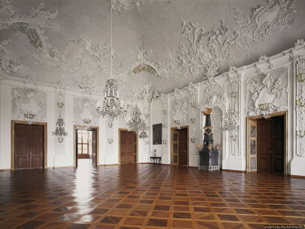 feed.photo (2).Белый зал изобилует лепниной работы мастера Антонио Босси..jpg