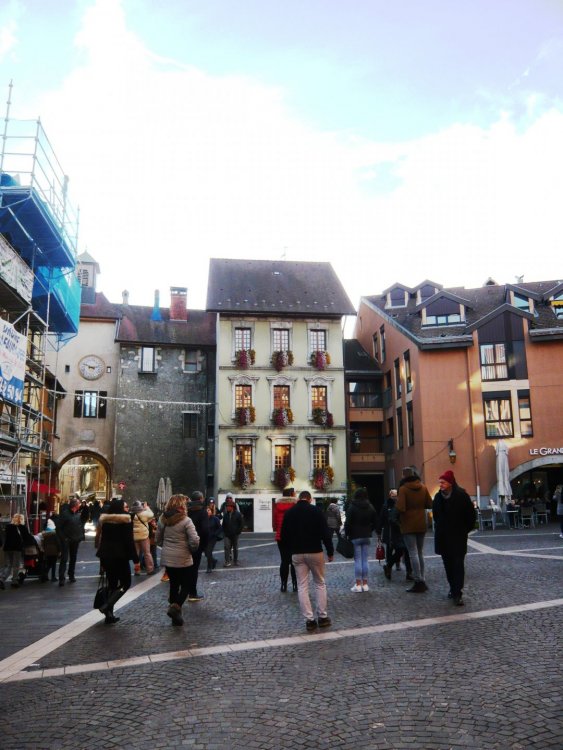 2019-12-15 15-23-37 (2). площадь Святой Клары (Sainte-Claire). Справа от ворот — дом Галло..JPG