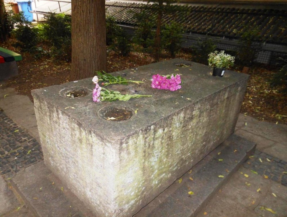 5494431_b.Надгробие немецкого поэта Вальтера фон дер Фогельвейде..jpg