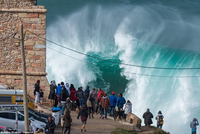 Bolshie-volny-Nazare.jpg