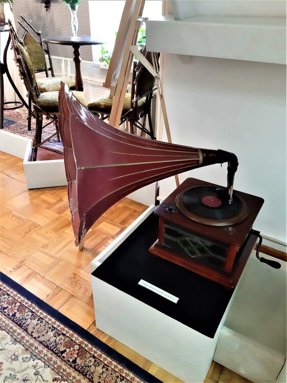 Брест 2 день музей истории граммофон.jpg