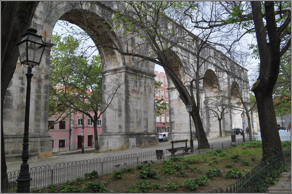 Лиссабон_Акведук_В парке Jardim das Amoreiras.jpg