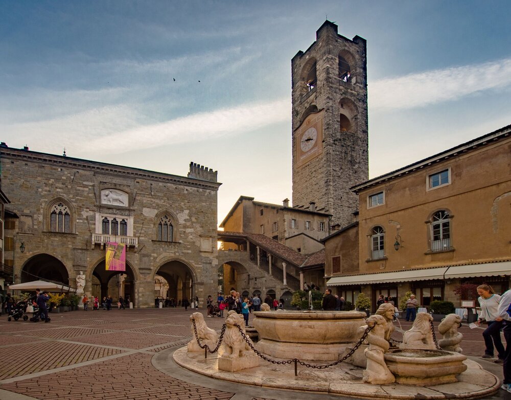 01-Piazza-Vecchia-in-Bergamo-met-fontein-in-de-voorgrond_-1.jpg
